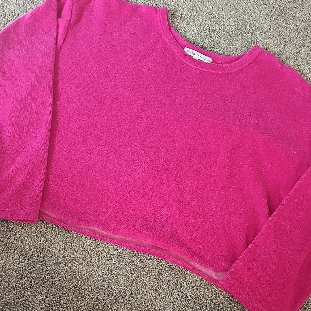 E7🔹️ Vibrant Pink Long Sleeved Crop Top